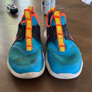 Boys size 2.5 Nike flex runner shoes.